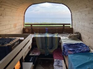 Mange forskellige håndklæder i en varm Hasmark-sauna.