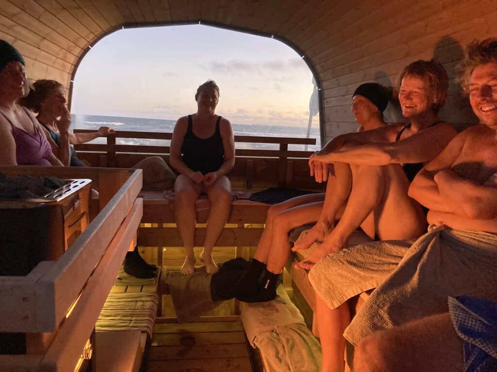 En flok glade mennesker i Hasmark-saunaen