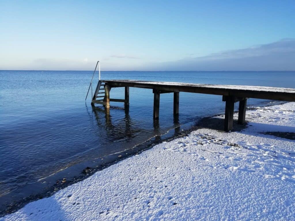 Broen ved Hasmarks Strand i frostklar vejr